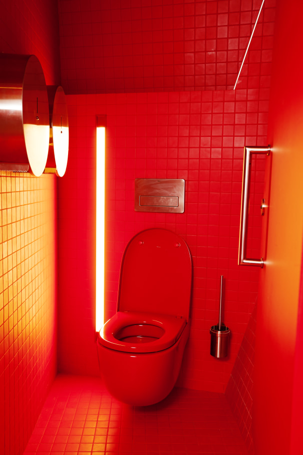 La tour a été repeinte plusieurs fois depuis la construction initiale. La couleur originale lors de la création « Rouge Vénitien », était un rouge vif. En 2014, avec le remodelage principalement axé sur le premier étage, le Rouge Vénitien a été utilisé comme thème central du projet. Selon l’Architecte Alain Moatti, le choix de Roca a été soutenu par les valeurs de design, de technologie et de qualité, ainsi que par la haute résistance des produits Roca qui les rendent idéales pour l’installation dans les espaces publics avec un afflux élevé de visiteurs.7