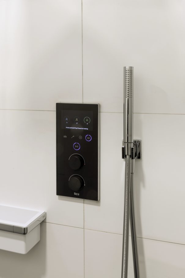 Ces solutions comprennent des toilettes, de la robinetterie et des WC lavants, tous parfaitement intégrés à Roca Connect, la plateforme numérique basée sur le cloud de la marque qui permet de contrôler en temps réel les produits de salle de bains intelligents de Roca. L'équipe peut collecter et surveiller des informations importantes et des modèles de comportement dans les salles de bains en utilisant la technologie IoT. L’objectif de cette approche collaborative est d’optimiser les coûts d’entretien et de nettoyage, tout en favorisant les économies d’eau.6